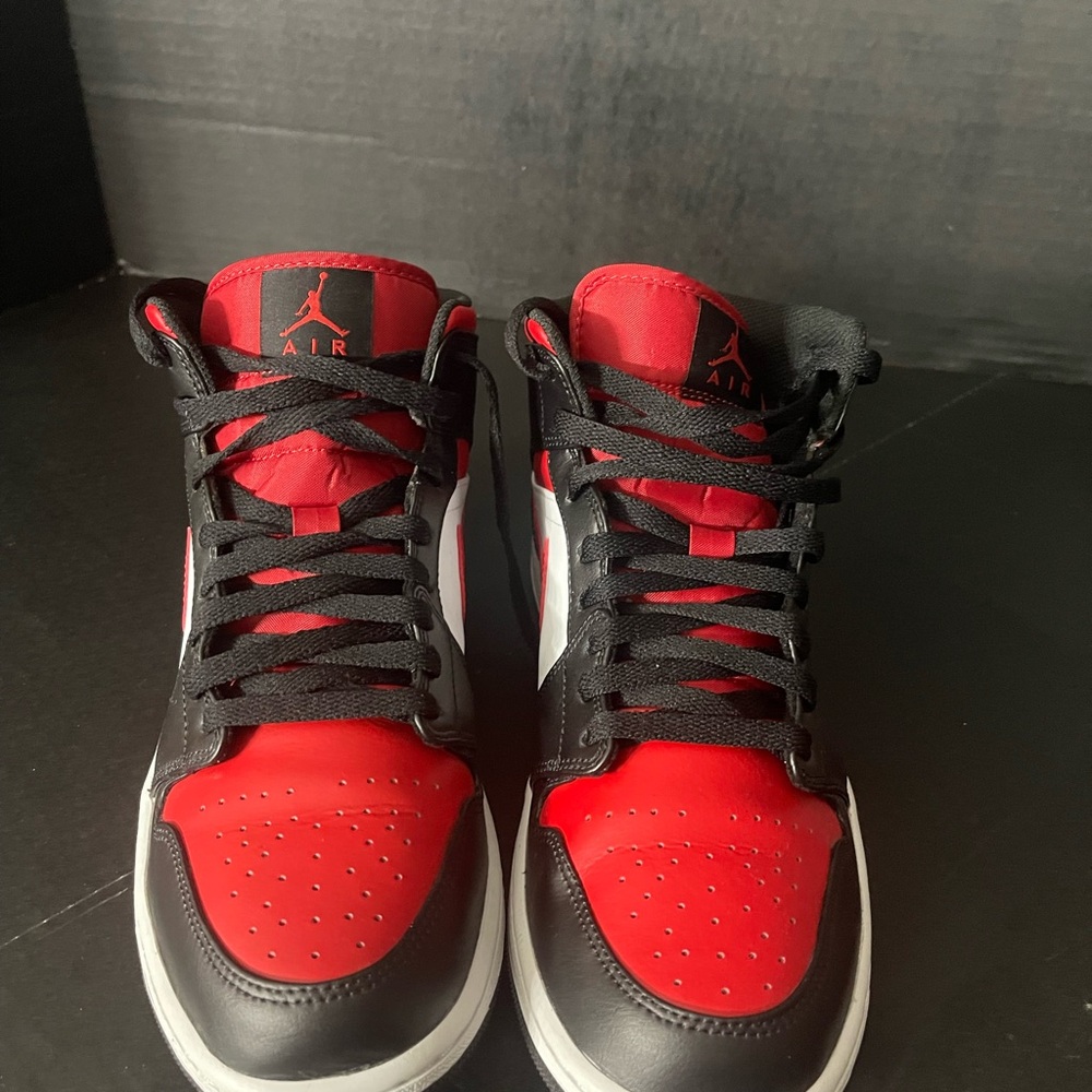 NIKE AIR JORDAN 1 MID RED TOE BOX